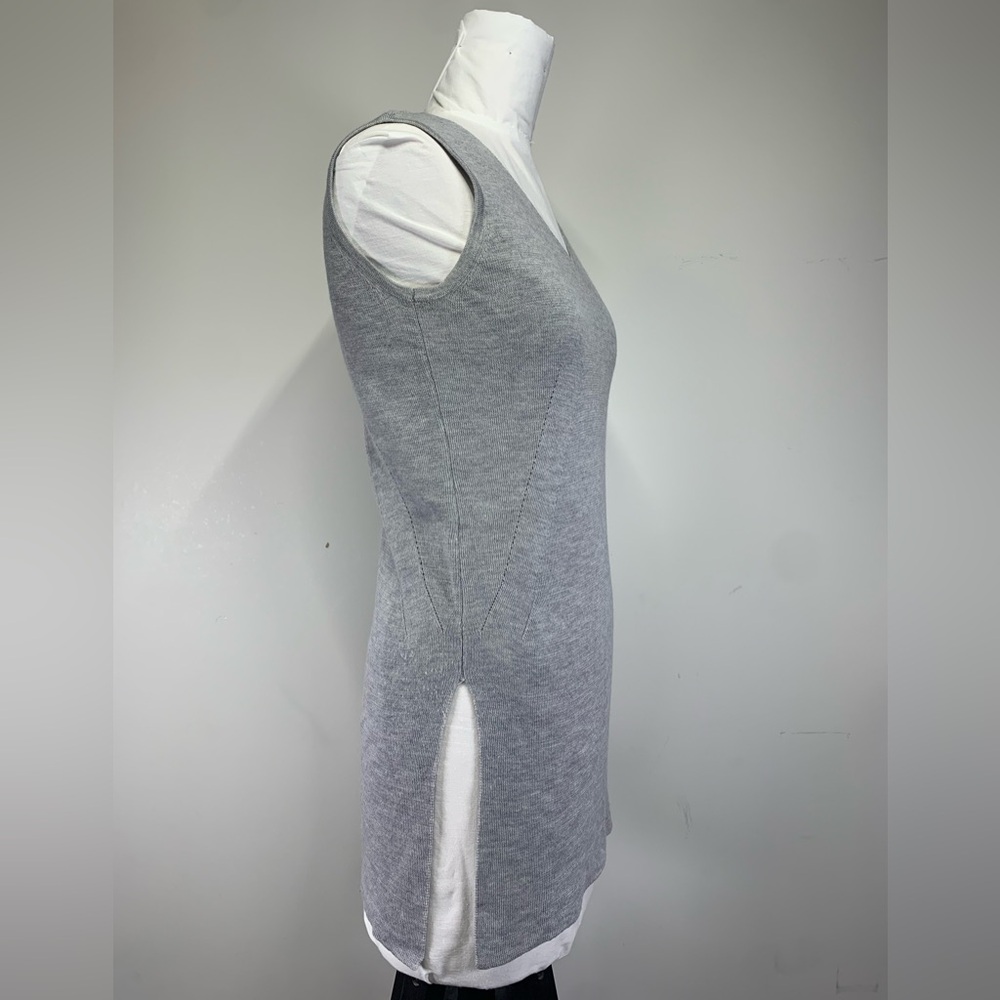 Tahari Gray 100% Extrafine Merino Wool V-Neck Sleeveless Sweater - Size S - Picture 2 of 8